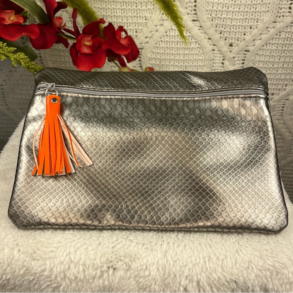 NWOT COOLING CLUTCH |‎  Gray Snake Skin Insulated Cooling Clutch